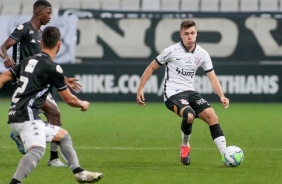 Lucas Piton durante jogo contra o Botafogo, pelo Brasileirão, na Neo Química Arena