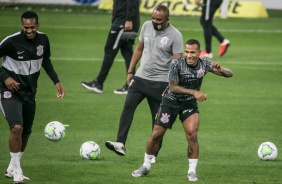 Jogadores do Corinthians se aquecem para o Drbi na Neo Qumica Arena