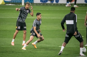 Jogadores do Corinthians se aquecem para o Dérbi na Neo Química Arena