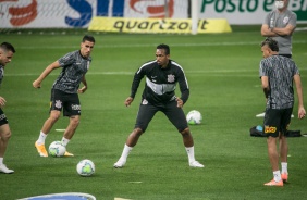 Jogadores do Corinthians se aquecem para o Drbi na Neo Qumica Arena