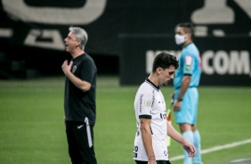 Tiago Nunes e Avelar no jogo contra o Palmeiras, na Neo Qumica Arena