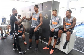 Jogadores na atividade da manhã deste sábado no CT Dr. Joaquim Grava