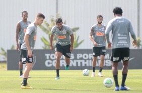 Jogadores na atividade da manhã deste sábado no CT Dr. Joaquim Grava