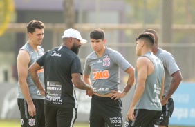 Coelho orienta seus jogadores no treino da tarde desta segunda-feira no CT Joaquim Grava