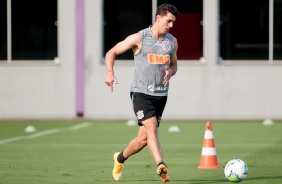 Danilo Avelar participa do treino da tarde desta segunda-feira no CT Joaquim Grava