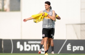 Danilo Avelar participa do treino da tarde desta segunda-feira no CT Joaquim Grava