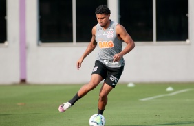 Jogadores participam do treino da tarde desta segunda-feira no CT Joaquim Grava