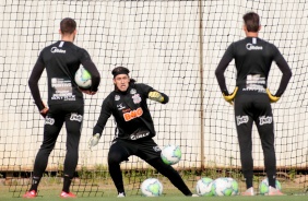 Jogadores participam do treino da tarde desta segunda-feira no CT Joaquim Grava