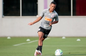 Jogadores participam do treino da tarde desta segunda-feira no CT Joaquim Grava