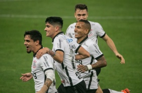 Fagner, Araos, Otero e Piton comemorando gol do venezuelano, contra o Bahia, na Neo Química Arena