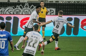 Gil e Piton comemorando o gol do zagueiro, contra o Bahia, na Neo Qumica Arena