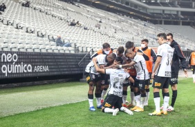 Jogadores comemorando o gol de Roni, contra o Bahia