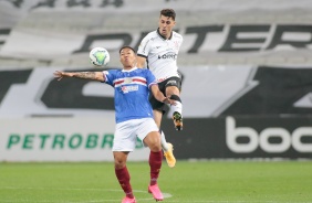 Danilo Avelar no duelo contra o Bahia, pelo Brasileiro, na Neo Qumica Arena