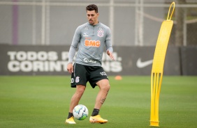 Avelar no treino do Corinthians desta segunda-feira, no CT Dr. Joaquim Grava