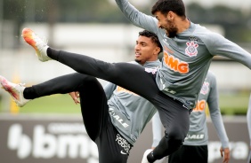 Éderson e Camacho no treino do Corinthians desta segunda-feira, no CT Dr. Joaquim Grava