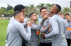 Fagner e veteranos passam trote nos moleques da base recém promovidos ao profissional