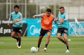 Gil, Éderson e Luan no treino da manhã deste domingo no CT Joaquim Grava