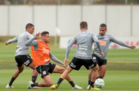 Sidcley e companheiros no treino da manhã deste domingo no CT Joaquim Grava