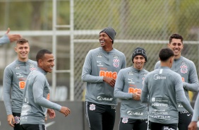 Jô, Gustavo Silva, Avelar e companheiros no último treino do Corinthians antes do jogo contra o Spor