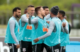 Luan, Ramiro e companheiros no ltimo treino do Corinthians antes do jogo contra o Sport