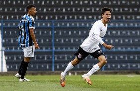 Matheus Araújo comemorando gol contra o Grêmio, pelo Brasileiro Sub-20
