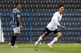 Matheus Araújo comemorando gol contra o Grêmio, pelo Brasileiro Sub-20