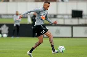 Meia Luan no último treino do Corinthians antes do jogo contra o Sport
