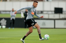 Meia Luan no ltimo treino do Corinthians antes do jogo contra o Sport