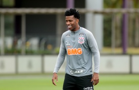 Zagueiro Gil no último treino do Corinthians antes do jogo contra o Sport