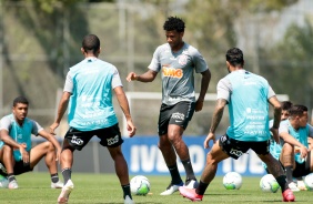 Zagueiro Gil no treino desta sexta-feira no CT Joaquim Grava