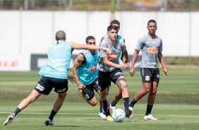 Araos, Davó e companheiros no treino preparatório para jogo contra o Atlético-GO
