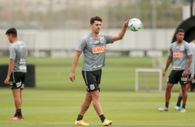 Danilo Avelar no treino desta segunda-feira no CT Joaquim Grava