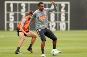 Jô treina na tarde desta segunda-feira no CT Joaquim Grava