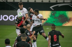 Avelar e Jô na partida entre Corinthians e Atlético-GO, na Neo Química Arena