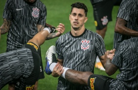 Danilo Avelar no aquecimento para o jogo entre Corinthians e Atlético-GO