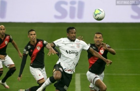 Jô na partida entre Corinthians e Atlético-GO, na Neo Química Arena