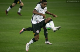 Jô na partida entre Corinthians e Atlético-GO, na Neo Química Arena