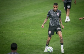 Luan no aquecimento para o jogo entre Corinthians e Atlético-GO