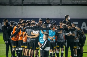 Jogadores do Corinthians reunidos antes do jogo contra o RB Bragantino
