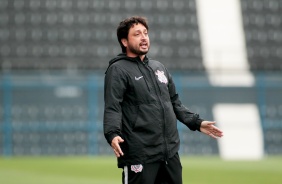 Arthur Elias durante jogo contra o So Jos pelo Campeonato Brasileiro Feminino