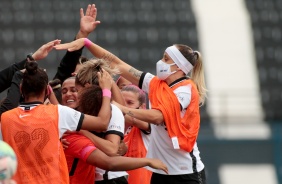 Jogadoras do Corinthians comemorando vitória sobre o São José, pelo Brasileirão Feminino