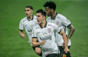 Avelar comemorando seu gol contra o Santos, pelo Brasileiro, na Neo Qumica Arena