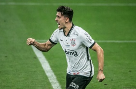 Danilo Avelar comemorando o gol de empate contra o Santos, pelo Brasileiro