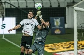 Danilo Avelar no duelo contra o Santos, pelo Brasileiro, na Neo Qumica Arena