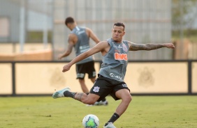 Lateral Sidcley no ltimo treino do Corinthians antes do jogo contra o Santos