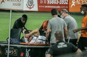 Avelar saiu machucado do jogo contra o Santos, na Neo Qumica Arena