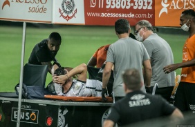 Avelar saiu machucado do jogo contra o Santos, na Neo Qumica Arena