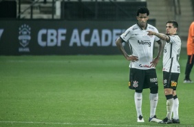 Fagner e Gil no jogo contra o Santos, na Neo Qumica Arena, pelo Campeonato Brasileiro