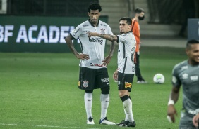 Gil e Fagner no jogo contra o Santos, na Neo Qumica Arena, pelo Campeonato Brasileiro