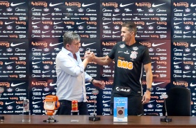 Andrs e Mancini na coletiva de apresentao do novo treinador do Corinthians